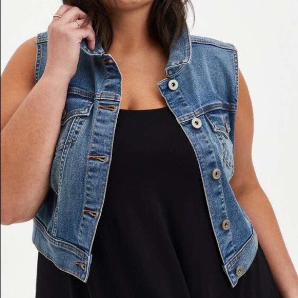 TORRID - DENIM CROPPED VEST - MEDIUM WASH - STRETCHY - Size 2 (2X, 18 / 20)